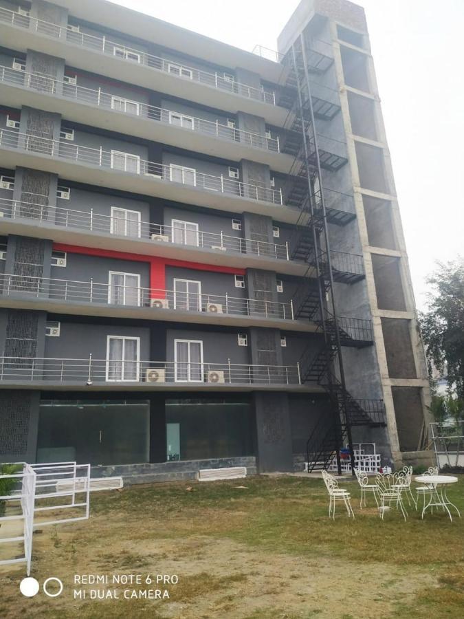 Hotel Aarkay Palace Badarpur ภายนอก รูปภาพ