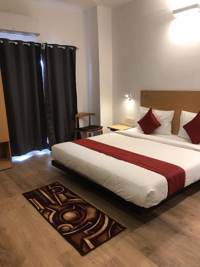Hotel Aarkay Palace Badarpur ภายนอก รูปภาพ